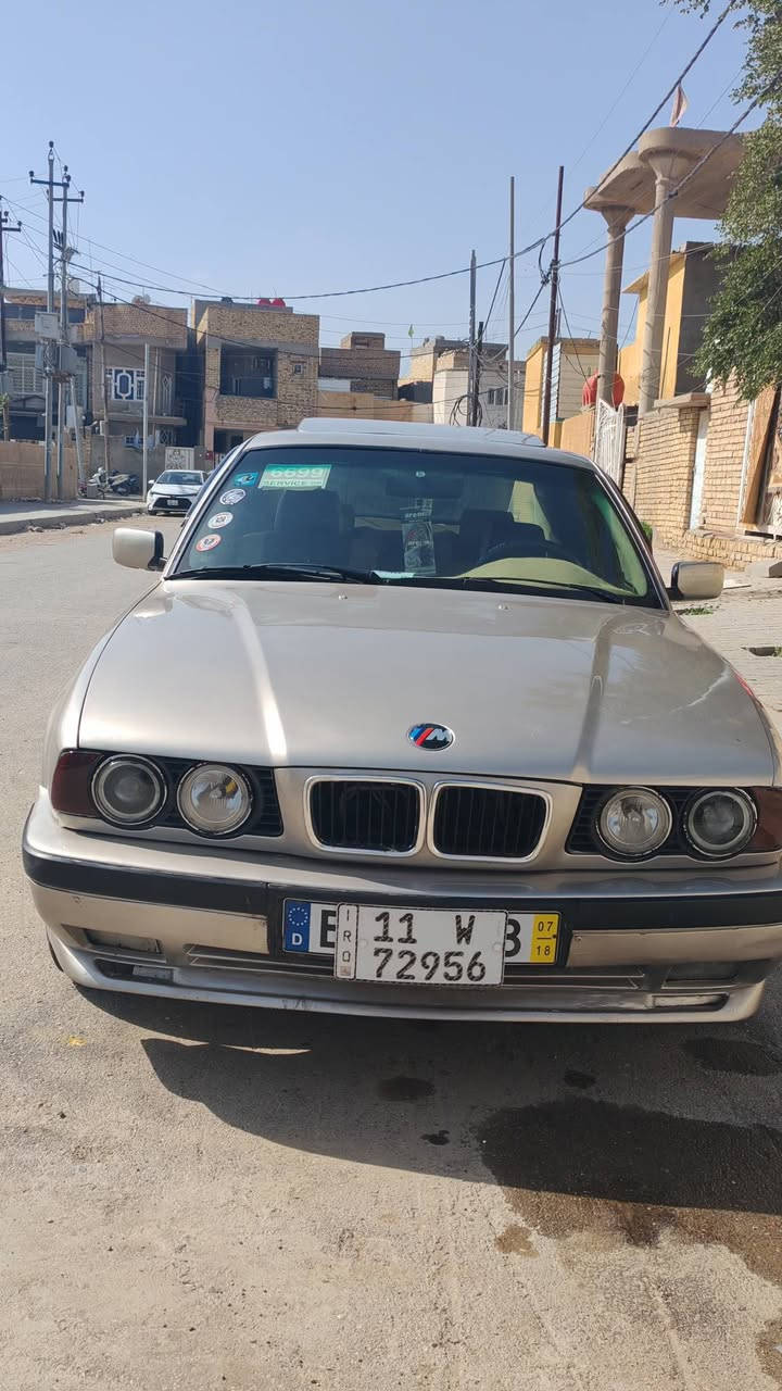 سلام عليكم سيارة للبيع او مراوس حسب الرغبة بي ام دبليو ٥٢٥ مسكر اللون ذهبي صبغ جديد حراري درجة اولئ رقم بغداد دولي لغاية ٢٠٣٠ بأسمي موجودة بالكوت كهربائيات وتبريد كلها شغالة حدادية خلفية وامامية كفالة عامة فول تبريد السلايد شغال استخدام شخصي مال بيت متعوب عليها وبالعافية على الي ياخذهة مكان السيارة كوت مركز ***********
