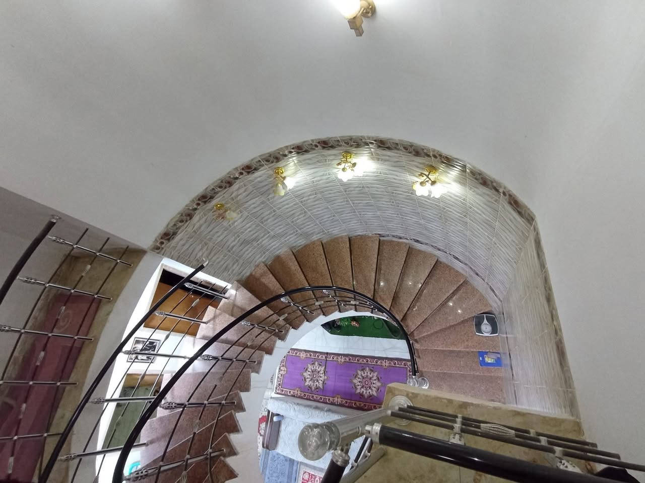 سلام عليكم
طبيت مساحه 250 م  

يتكون من طابقين الطابق الاول صحيات داخليه وخارجيه + غرفتين نوم + استقبال + صاله + مطبخ 

الطابق الثاني غرفه + صاله موزعه على صحيات والغرفه 

البيت طابو زراعي سند 25 

الموقع الشهداء الثالثه شارع الحسينيه الاستفسار على خاص او

 على الرقم /***********
