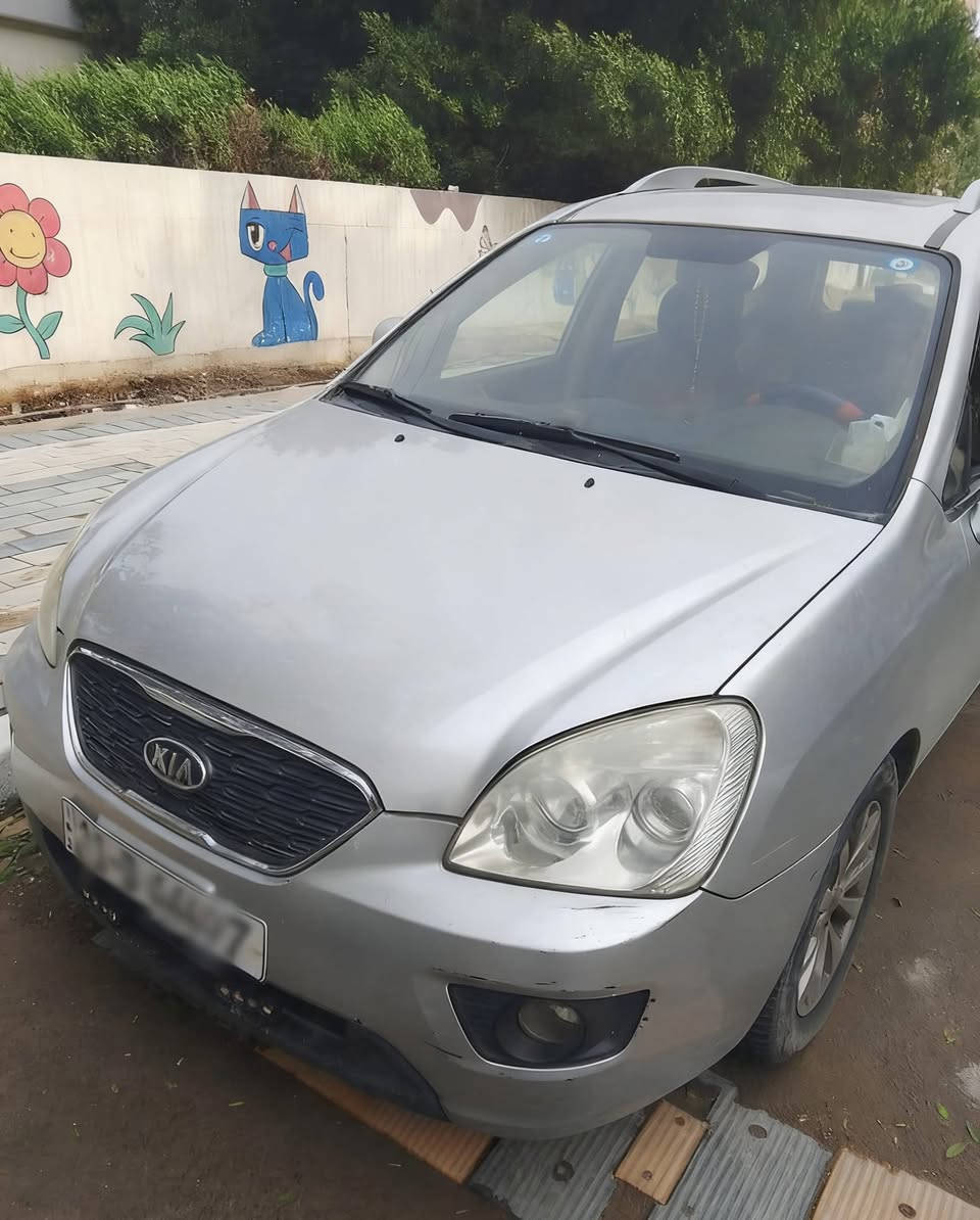 سلام عليكم للبيع كيه كارنزه.7راكب موديل 2012، محرك 2000 سياره كفاله  بس بيه بارد تبريد و تدفيه شغاله تايرات جديد صدر مامي خلفي جديد *********** بغداد الغزاليه شارع الضغط سعر 125  و بيه مجال
