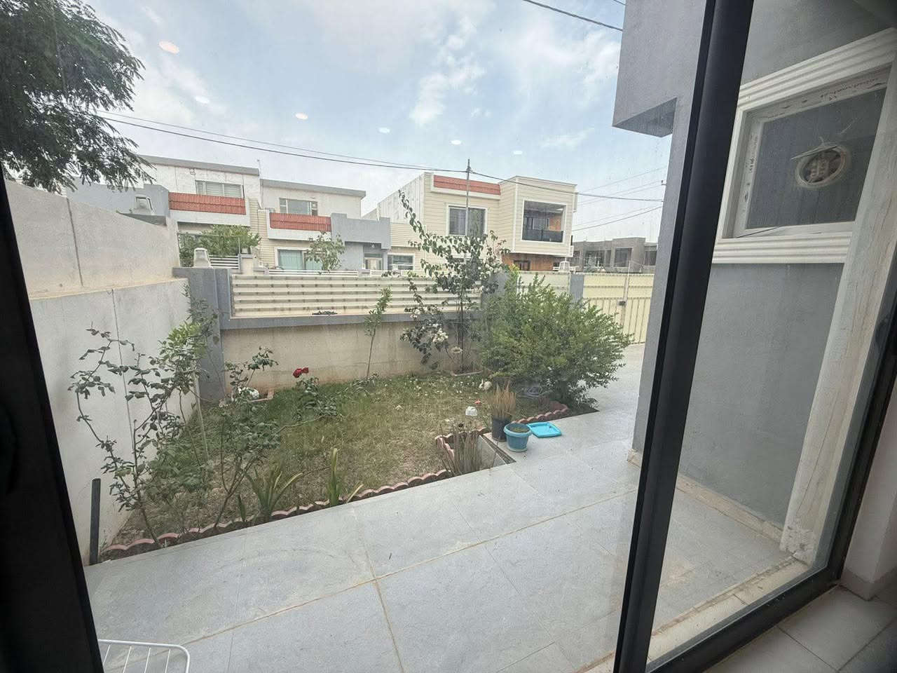 🏡 بيت للبيع – موقع مرتب ومواصفات ممتازة ✨

📍 العنوان: بالفلكة الثانية عاليسار، ثالث فرع عاليسار، ثاني بيت

📐 المساحة: 200 متر
🏠 طابق واحد

🔹 يتكون من:
▪️ غرفتين نوم
▪️ صالة
▪️ استقبال
▪️ مطبخ حار وبارد
▪️ صحيات

🔸 مميزات البيت:
✔️ البناء طابوق مو بلوك
✔️ سقوف مغربية
✔️ الأبواب والسيراميك مختارين شخصي مو من الشركة
✔️ البيت مرتب وشغل نظيف

💰 السعر: 165 مليون
📌 بي مجال قليل للجادين

⚠️ لا يوجد قسط أو قرض على البيت
✔️ فلوس البيت كاملة مدفوعة للشركة

📞 للاستفسار: ***********
