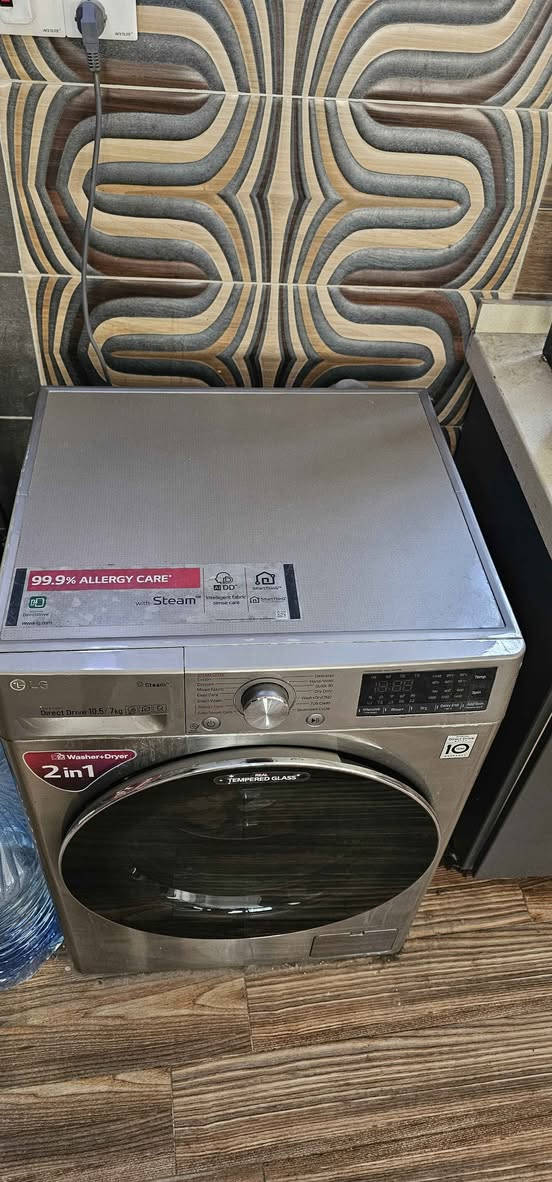 إعلان بيع: غسالة ونشافة إل جي (LG) 2 في 1 - سعة 10.5 كجم غسيل / 7 كجم تجفيف
​فرصة رائعة! غسالة ومجفف ملابس (نشافة) من الماركة العالمية إل جي (LG)، بحالة ممتازة ومواصفات تقنية حديثة للبيع. الغسالة توفر عليك المساحة والجهد والوقت!
​أهم المواصفات والمميزات:
​سعة كبيرة: قدرة غسيل تصل إلى 10.5 كجم، وقدرة تجفيف تصل إلى 7 كجم، مما يجعلها مثالية للعائلات.
​نظام 2 في 1 (Washer+Dryer): جهاز متكامل يجمع بين الغسيل والتجفيف في دورة واحدة.
​محرك الدفع المباشر (Inverter Direct Drive): يضمن لك أداءً هادئاً جداً، وتوفيراً كبيراً في استهلاك الكهرباء والماء، بالإضافة إلى عمر افتراضي أطول (يظهر عليها ملصق ضمان 10 سنوات على المحرك).
​تقنية البخار (Steam): مزودة ببرنامج العناية ضد الحساسية (Allergy Care) الذي يقضي على 99.9% من البكتيريا ومسببات الحساسية، وهو خيار مثالي لتعقيم ملابس الأطفال.
​تصميم متين وأنيق: تأتي بباب من الزجاج المقوى الحقيقي (Real Tempered Glass) المقاوم للخدش، وبلون فضي (ستانلس ستيل) عصري يناسب أي ديكور.
​برامج ذكية ومتعددة: شاشة تحكم ديجيتال سهلة الاستخدام مع برامج تناسب كافة أنواع الأقمشة (القطن، الصوف، الملابس الحساسة، الغسيل السريع، الغسيل الصامت، وبرنامج خاص لتنظيف الحوض).

الجهاز نظيف جداً وجاهز للاستخدام الفوري.
للجادين في الشراء، يرجى التواصل عبر الواتس اب *********** بغداد, العراق
