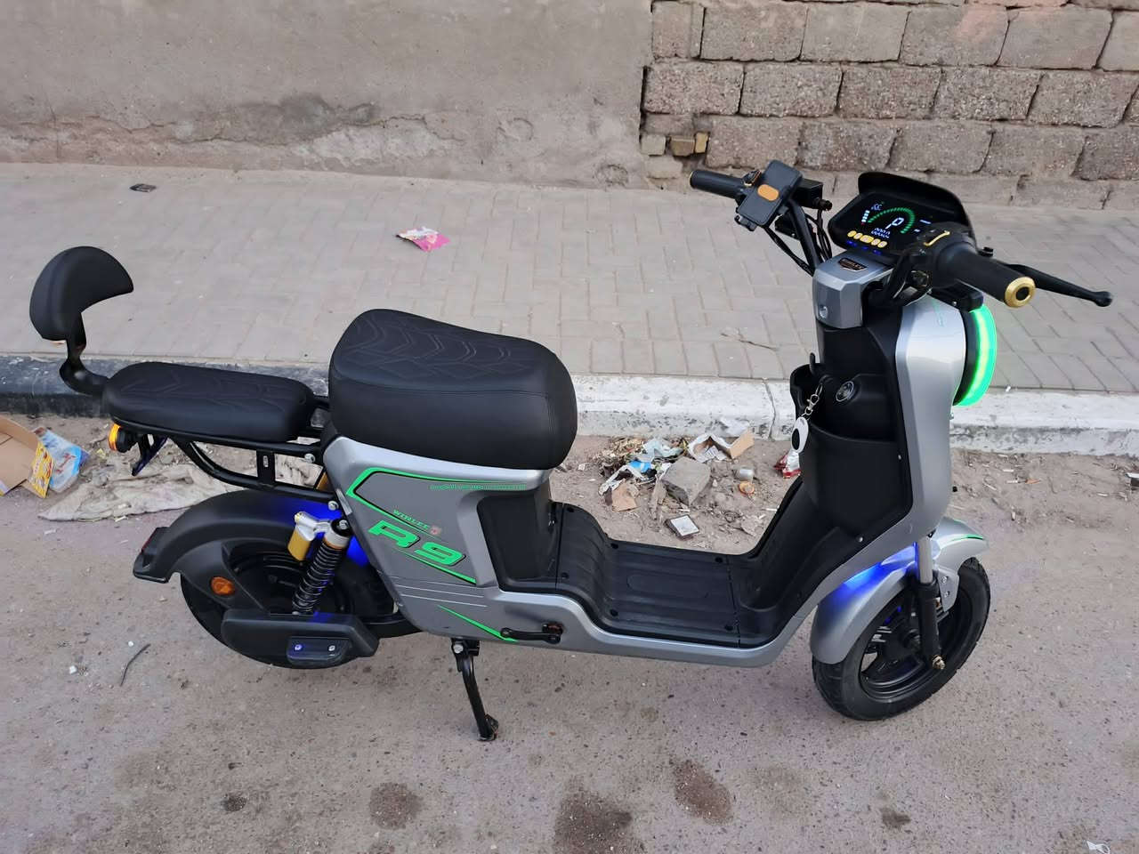 السلام عليكم 
ار 9 مديل 26 الحديث 
5بطاريات حجم كبير 32امبير وينلي الاصلي ام الختم شاحنه الاصليه وياها بالكارتون وياها سويجين وبصمتين وكارت وكفات 
4 نمر سرعه 109سرعه حقيقيه 70
دبل اشاره اشاره يمنه ويسره وهورن وبلوتوث لايت عالي وناصي 
دراجه  ستخدام شهر مكفوله كفاله عامه حته من الزلغ تجي وشوف بعينك 
السعر500وبيها مجال قليل حك الجيه 
واتساب ***********
عنوان بصره  شارع موسى الكاظم قرب التانكي
