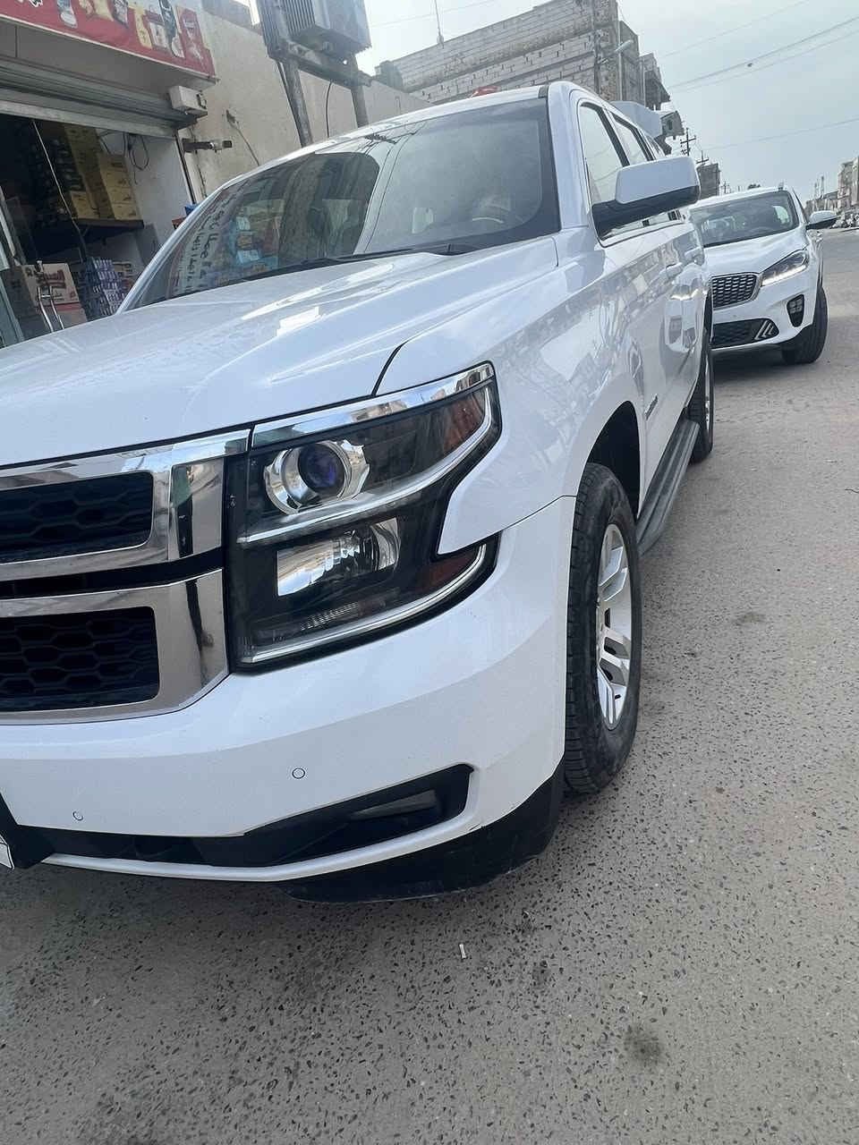 السلام عليكم 
تاهو 
2017 
وارد خليجي مكفولة من الضربه و الصبغ 
كير مكينه ما مفتوح مكفولات 
تخم تايرات جديد 
تبريد منضومه كامله جديده 
السيارة رقم بصرة بسمي تحويل شوكت ما يعجبك 
السياره بيها جاملغ خلفي بي بارد معدله درجه اولى 
الباب خلف السايق مبدل اصلي نفس اللون و بيها مكانين بارد
السيارة ماشيه 145 قابل لزياده 
مكان السيارة البصرة 

السعر 345 وبيها مجال 
الاستفسار اكثر ***********
