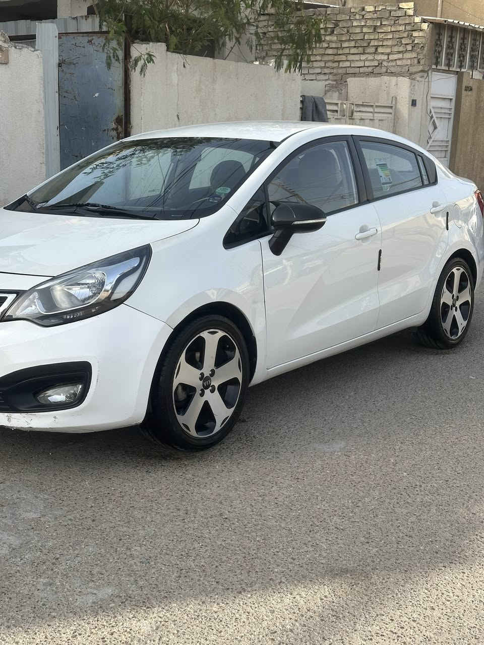 سلام وعليكم رمضان كريم على الجميع
كيا ريو موديل 2012
رقم بغداد الجديد تحويل ثاني يوم 
خليجي الشركه العامه 
محرك 1600 قطرتين 
شاشه كامره 
داخل السياره جديد 
تبريد ثلج 
محرك وكير تمام  
صدر السياره جديد 
السياره مكفوله فقط ربع الجاملغ الامامي صبغ 
مكان السياره بغداد
السعر 95
الهاتف ***********
