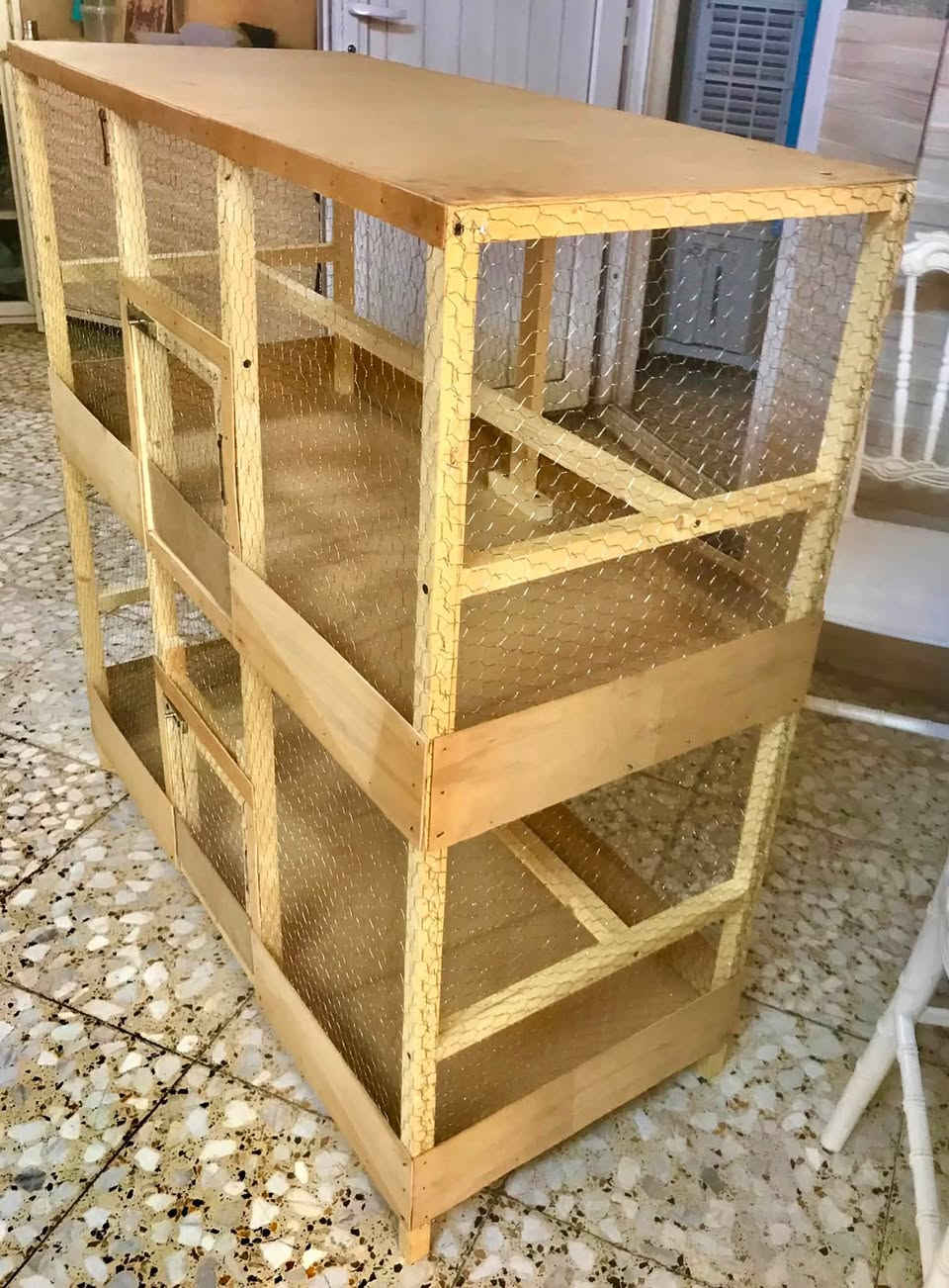 متاح قفص جديد مقسوم خانتين كبار كل خانه محزمه حزام معاكس وتريشه على عرض الخانه الارتفاع الكلي متر و7 سم والعرض متر والنزال 45 سم/كربلاء ***********
