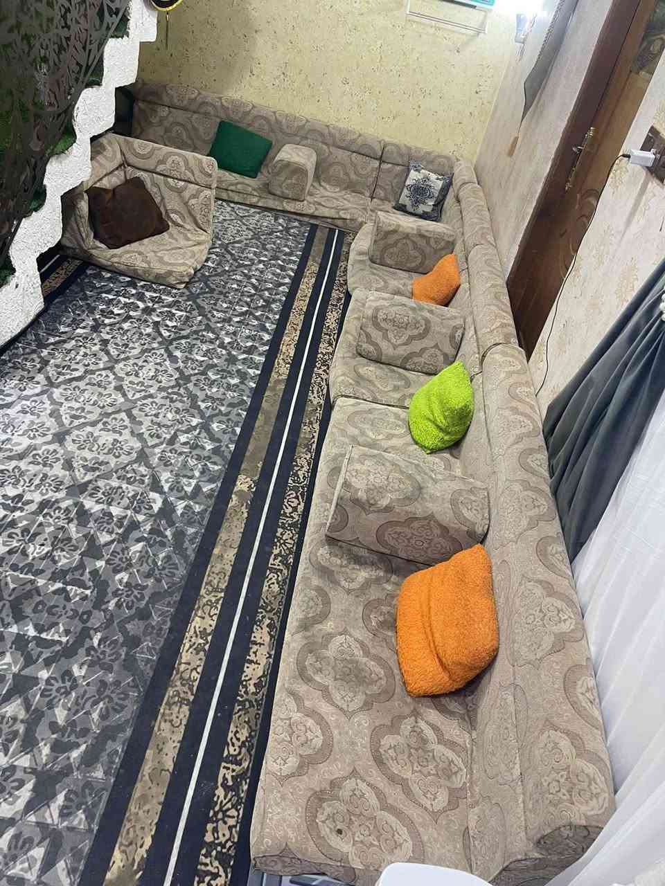 گعدة مرتبة للبيع اشتريتها قبل سنتين ب٢٥٠  رايدها ب١٦٠ المكان البصرة ابي الخصيب ( *********** )
