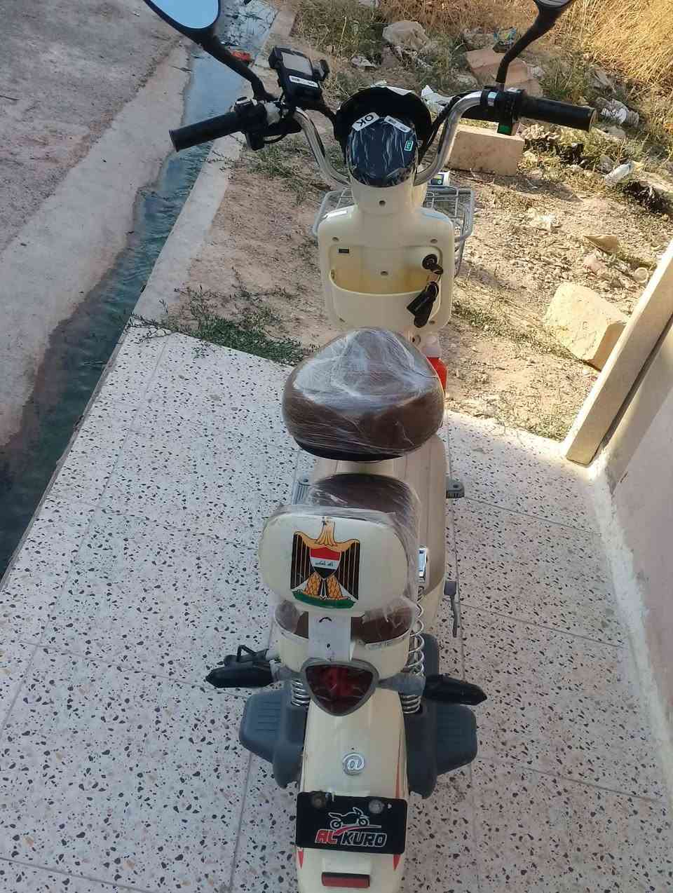 ماطور شحن  AL KURo نضيف   اربع بطاريات شرط يوجد فيه بصمتين  سويجين وكرت تشغيل  يوجد  فيه ابلتوث   وتشغيل عن بعد  ومثبت سرعه   وسعر 400 الف وبي مجال  مكان الموصل  ***********
