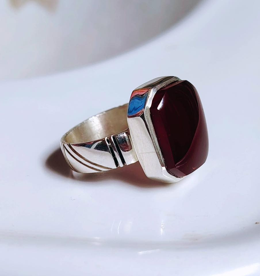 اللهم صل على محمد وال محمد
خاتم من حجر العقيق اليماني الطبيعي الكرزي
صياغه ثقيلة وجميلة فضه عيار ٩٢٥
السعر  150 👉
يوجد توصيل إلى جميع المحافظات
التواصل ع الخاص او ع الواتساب *********** /***********
