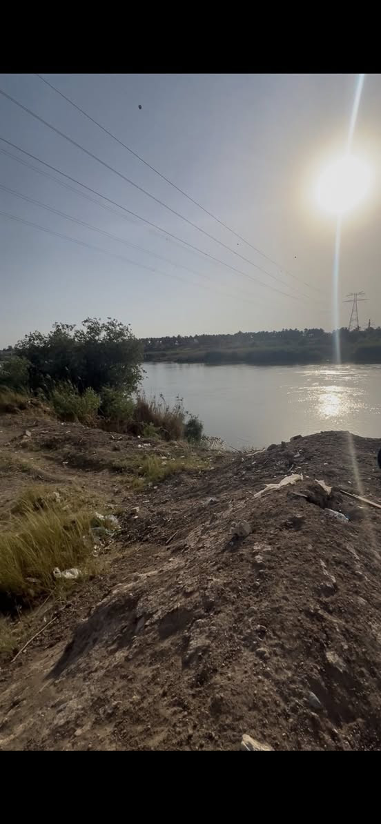 ✨ قطعة أرض شاطيه للبيع  ✨

✔️ المساحة: ٥٠٠ م 
✔️ واجهة: ١٠ م
✔️ نزال: ٥٠ م 
✔️ الموقع: بغداد - الفحامه منطقة ابودالي
✔️ ملك صرف سند ٢٥ 
✔️ القطعه صايره على شارع وعلى نهر دجله 

📍مميزات العقار :

✔️ موقع هادئ وآمن ومتوفر جميع الخدمات 

💵 سعر مناسب وموقع مميز يجعل منها خياراً مثالياً للسكن.  ر
للاستفسار :
تواصل هاتفيا او وتساب على [***********]
او اترك لنا رساله على الخاص 📩
