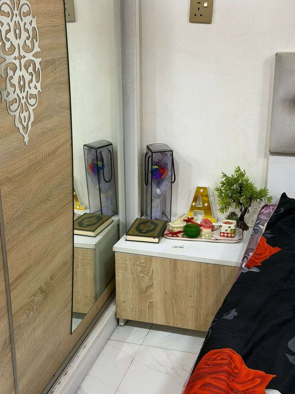 السلام عليكم عندي غرفه للبيع مستعمله نضافتها حلوه هاي كدامكم لونها كذلك حلو
5 قطع 
جربايه نفرين + كنتور +ميز تواليت + قطعتين مجرات جانبيه 
سعرها مع الدوشك 150 ألف
امانه الله بس الدوشك اشتريته ب110


**إذا كنت صاحب هذا الإعلان وتريد حذفه لأي سبب، رجاءا أرسل رسالة إلى الدعم الفني**