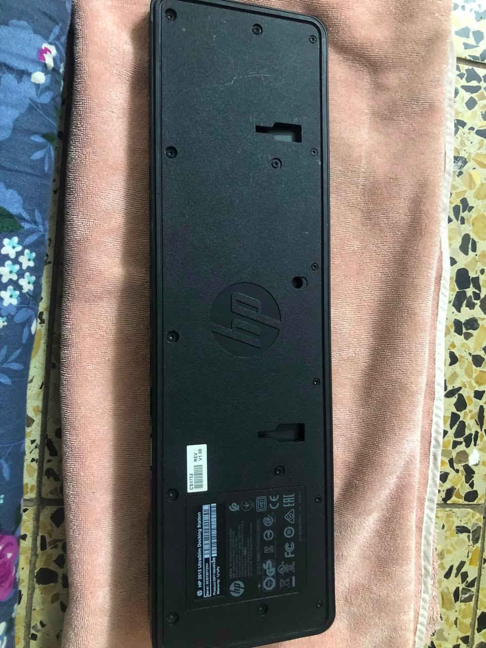 هذه محطة إرساء (Docking Station) من نوع HP UltraSlim موديل 2013، مصممة لتوصيل أجهزة الكمبيوتر المحمول من سلسلة HP EliteBook بمختلف الملحقات المكتبية.      ***********
