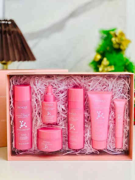 مجموعة العناية بالبشرة بالنيكوتيناميد من BIOAQUA (Nicotinamide Skin Gift Box). ✅💯

يحتوي الصندوق على مجموعة شاملة للعناية بالبشرة تتكون من 6 منتجات. ✅
المنتجات الستة هي: منظف رغوي، تونر، سيروم، لوشن، كريم للوجه، وكريم للعين. 💯
يهدف الاستخدام إلى تفتيح وتوحيد لون البشرة، مما يجعلها تبدو مشرقة ومتساوية. 
🎀يحتوي على مكونات مثل النياسيناميد (فيتامين B3) التي تساعد على تجديد البشرة وتغذيتها.🎀

لطلب واتساب *********** او ماسنجر 
سعر 25 وتوصيل مجاني لجميع المحافظات العراق 🇮🇶
لمدت يومين فقط
لا نتعامل بلتقليد
