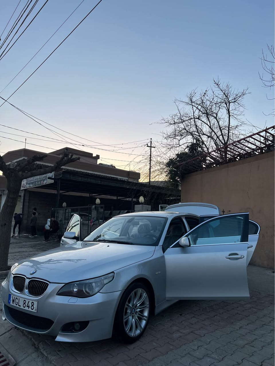 BMW 
مۆدێل 2005 
مەکینە 530 
مەنەفێست ئەسڵێ پاکانە مرور غڕامە بەشەرت 
مەکینە گێڕ بەشەرت 
دەعامی بۆ دەعامی بەشەرت 

نرخ ___85 وەڕەقە معملە 
***********
*********** سوران, أربيل
