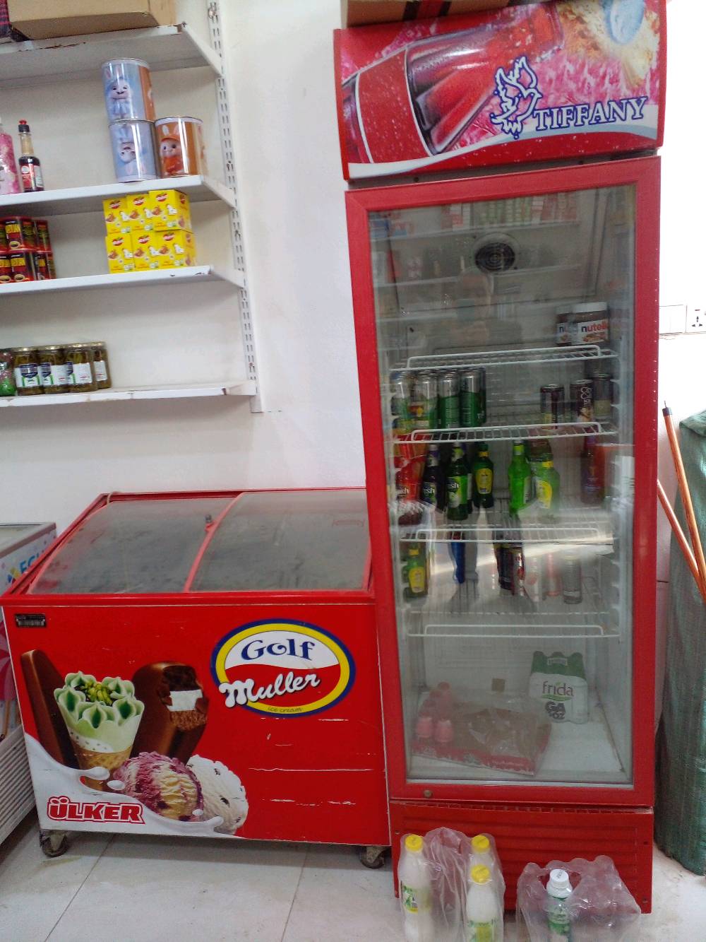 أعرض للبيع مجموعة من البرادات التجارية المختلفة الملائمة للمحلات والمطاعم. تتضمن المجموعة برادات عرض للمشروبات والحلويات والمثلجات، بحالة جيدة.

البيع في كربلاء وبسعر مناسب.