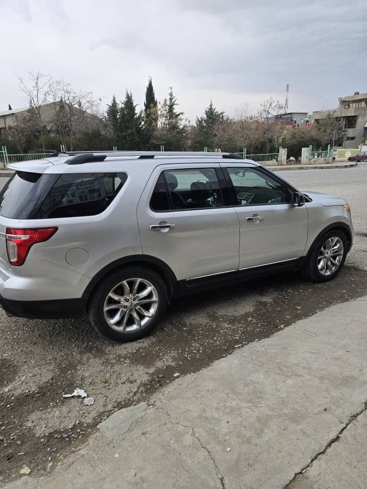 Ford explorer. 2012.  115 $
سێریز کوشن . سندوق شەفت . ئاوێنە هیتەر .  کوشن جلد . ویل گەورە .سێ شاشە .  گێروو مەکینە بەشەرت . چوارپارچەو پەڵەیەک بۆیاخە لەسەر شوخت بێ دەعم بێ ئێرباگ . سەنەوی هەتا ٢٩ تازەیە بەناوی خۆمەوەیە.                 *********** السليمانية, العراق
