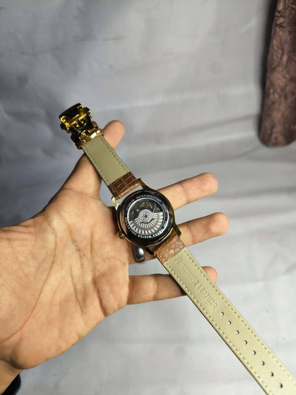 ساعة من ماركة اومكا OMEGA
تحفة فنية 
لمحبي الكلاسك والهدوء
مكينة اوتماتيك نصب وتكويك 
ميناء ابيض مميزة مزودة بمنفذ تاريخ مع فول لامينوس 
زجاج زفير  ضد الخدش 
مقاومة ماء وغبار 
سير جلد طبيعي 
قفل فراشة 
القطعة مختمة بالكامل

⚠️ملاحظة متوفر قطعة واحدة فقط

السعر:-80 الف ع اول تم 
للحجز ارسل رقمك وعنوانك واقرب نقطة داله


**إذا كنت صاحب هذا الإعلان وتريد حذفه لأي سبب، رجاءا أرسل رسالة إلى الدعم الفني**