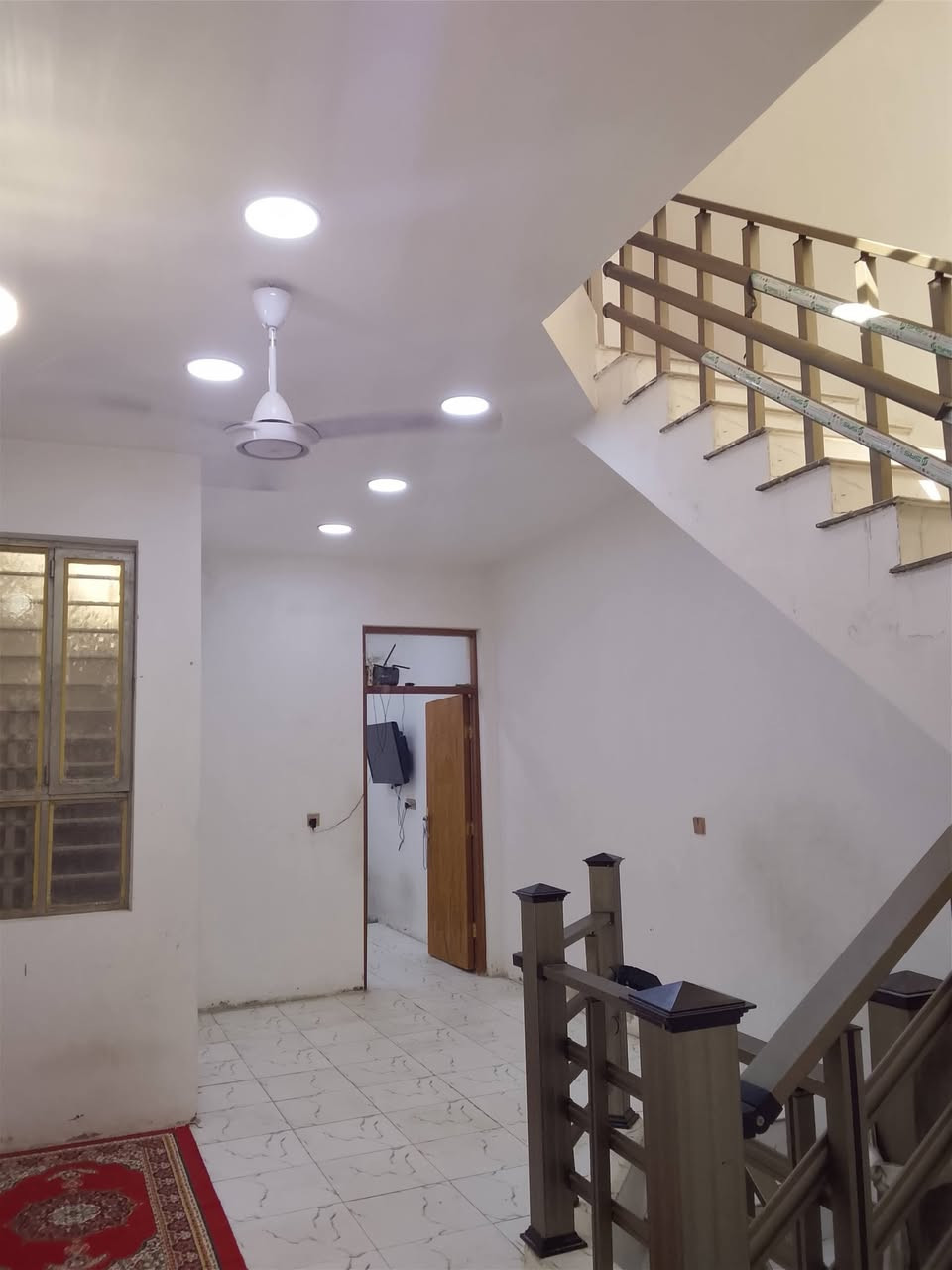 🏡 دار مميز للبيع – بغداد / مدينة الصدر / قطاع 37
✨ فرصة ممتازة للسكن أو الاستثمار ✨

🔹 نصف قطعة بمساحة 72 متر
🔹 موقع مميز جداً ركن على ساحة ومحد مقابيلك
🔹 بناء حديث 2023 وبمواصفات مرتبة وعمل نظيف
🔹 الدار طابقين بتقسيم مريح وعصري

📌 تفاصيل الدار:

✅ الطابق الأول:
• غرفة نوم
• صالة
• استقبال
• ممر
• مطبخ خارجي (منور)
• صحيات خارجية

✅ الطابق الثاني:
• غرفتين
• صالة كبيرة
• بلكونة
• تأسيس حمام
• سطحين كبار + بيتونة

🌟 الدار مناسب جداً للعوائل وموقعه هادئ ومفتوح.

📞 للاستفسار والاتصال:
(***********)

#بغداد #مدينة_الصدر #دار_للبيع #بيت_للبيع #عقارات_بغداد #العراق #السوق_المفتوح
