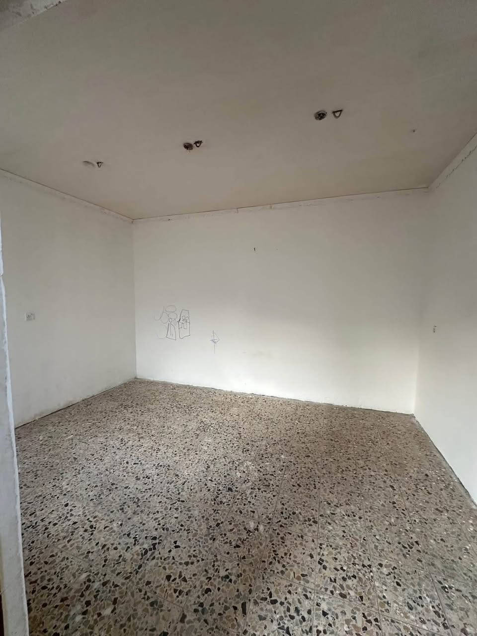 بيت لبيع مساحة 50واجهي 5ونزل 10 طابقين العنوان نعيرية يم مكتبة سومر السعر 130 رقم الموبايل ***********
