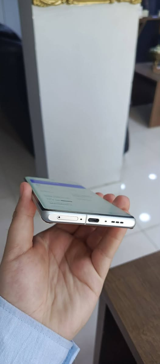 oppo find X6 pro 
ram16
512
شازى كاميراي هه ييه
پوپجي 120 فريم

نه كراوه ته وه 
هه وا نادات
گڵۆباڵه 
ته نييا كارتوني له كل نيه
شه حني100 وات

نرخی ٢٨٥$ 
*********** السليمانية, العراق
