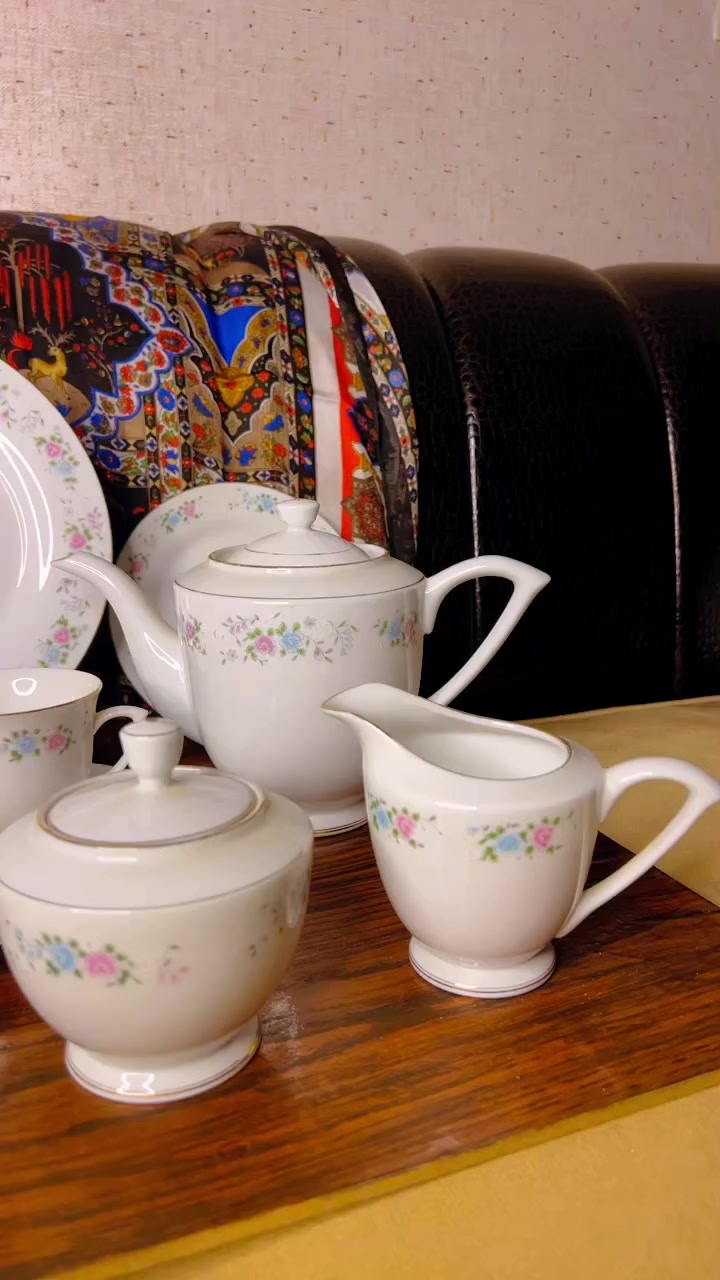 ⁨ مساء الخير عيدكم مبارك كل عام والجميع بالف خير وسعادة سيت مكون من 18 قطعة منها قوري كبير وشكر دان وحليب دان وصحنون حلويات وصحن تقديم كبير كلهم بيهم طلاء ذهب فقط كوب واحد بي ثلم صغير سيت صيني قديم ختم كتابه صينية غاية في الجمال واليدات شكل البجعة 🦢🤍


**إذا كنت صاحب هذا الإعلان وتريد حذفه لأي سبب، رجاءا أرسل رسالة إلى الدعم الفني**