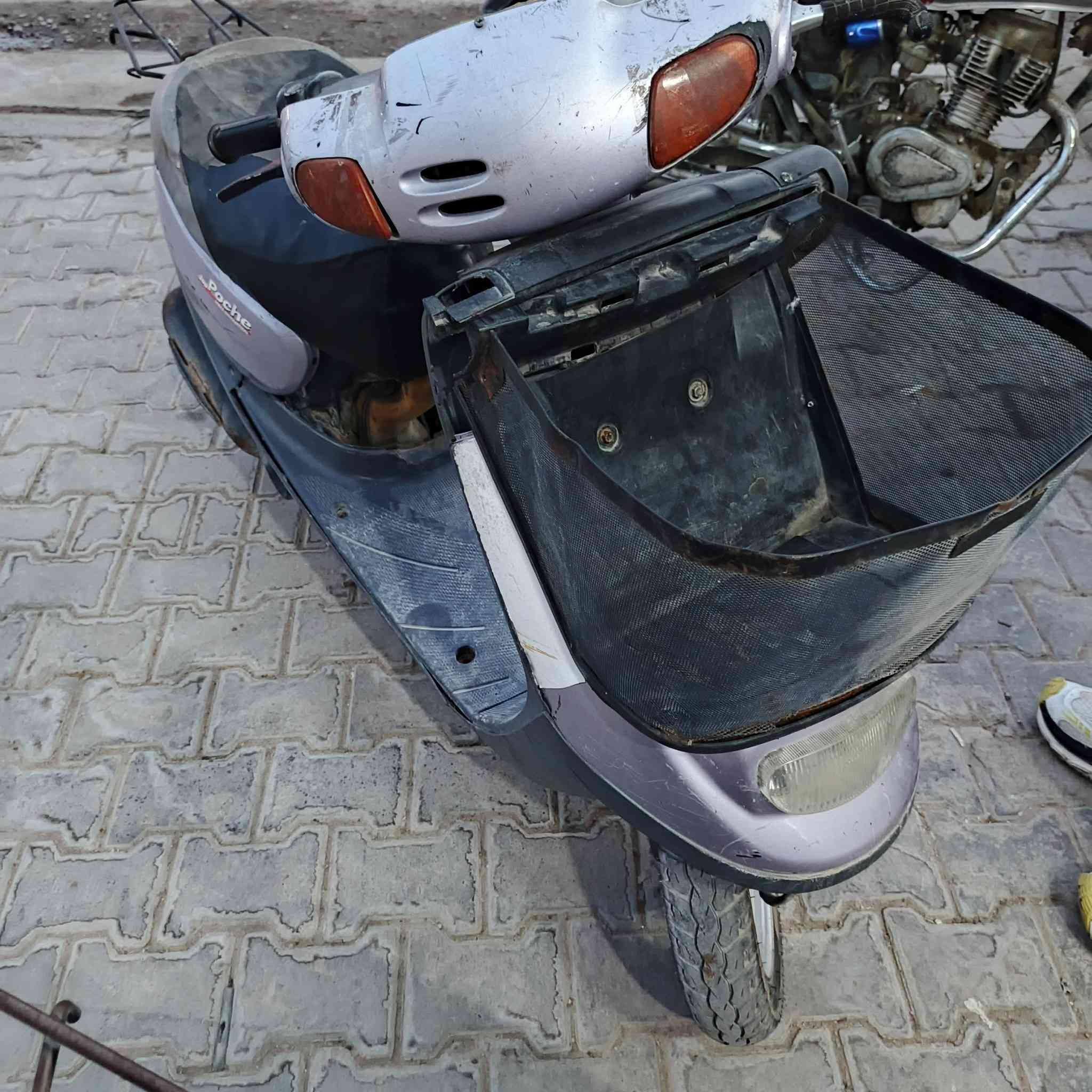 دراجه للبيع تجي وتشوف بعينك نضافه 90% منغولي المحرك مكفول من الفتح بس صوت كير والباقي كفاله السعر ٢٠٠ وبيه مجال عنوان كربلاء المقدسة قرب مستشفى الكفيل ***********
