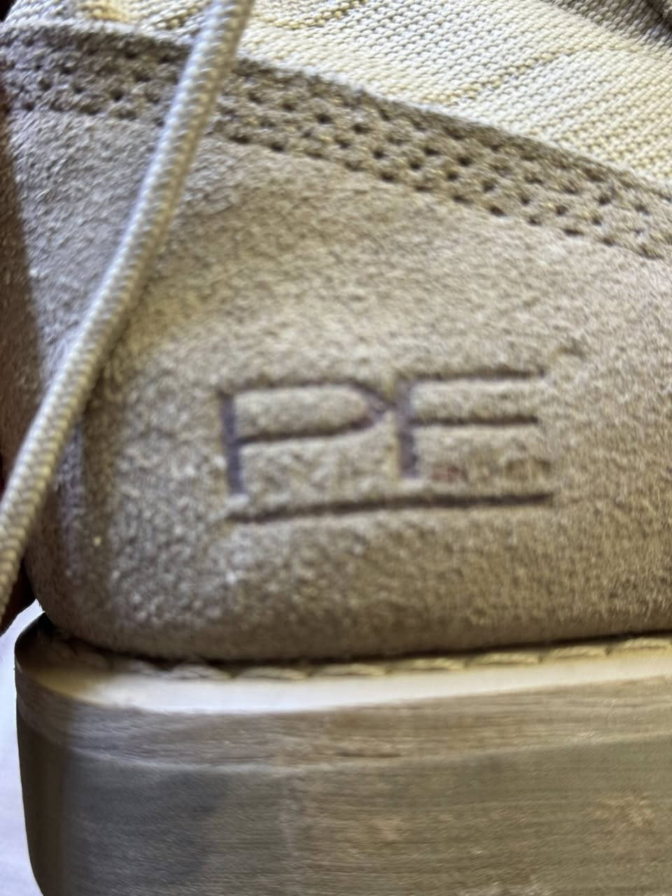 بسطال نوع PF اصلي قياس 42 ونص يلبس حتى قياس 43  عسكري أمريكي أصلي من ماركة برايمر (Primer - PF) باللون الصحراوي الخاكي. 
يتميز هذا الموديل بالتالي:
* التصميم: مصنوع من جلد الغزال الطبيعي وقماش النايلون القوي والمقاوم للظروف القاسية.
* الميزة الطبية: يحتوي على نعل "3 طركات" طبي، خفيف الوزن وممتص للصدمات يوفر راحة عالية أثناء المشي والوقوف الطويل.
* المقاومة: مضاد للبكتيريا ومقاوم لتكون الروائح الكريهة.
السعر ٦٥ الف
كيلبر بلايس امريكي جديد غير مسخدم السعر ٢٥ 
للاستفسار خاص او واتساب ***********
يوجد توصيل@
