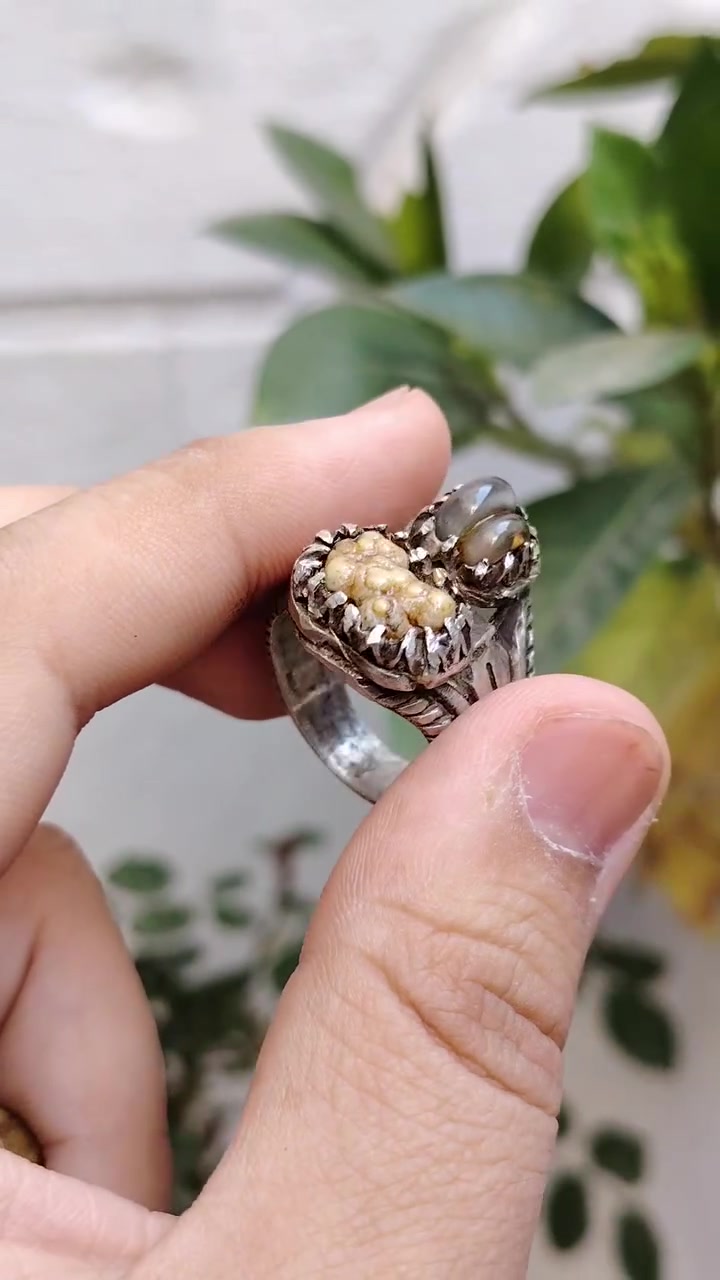 السلام عليكم /خاتم متوج بحجر زوعه مصوره مع لوي نباعي
طاقات قويه جدا
قياسه ٢٢ صايغه يدويه ثكيله
يوجد توصيل لجميعً المحافضات
***********واتس
