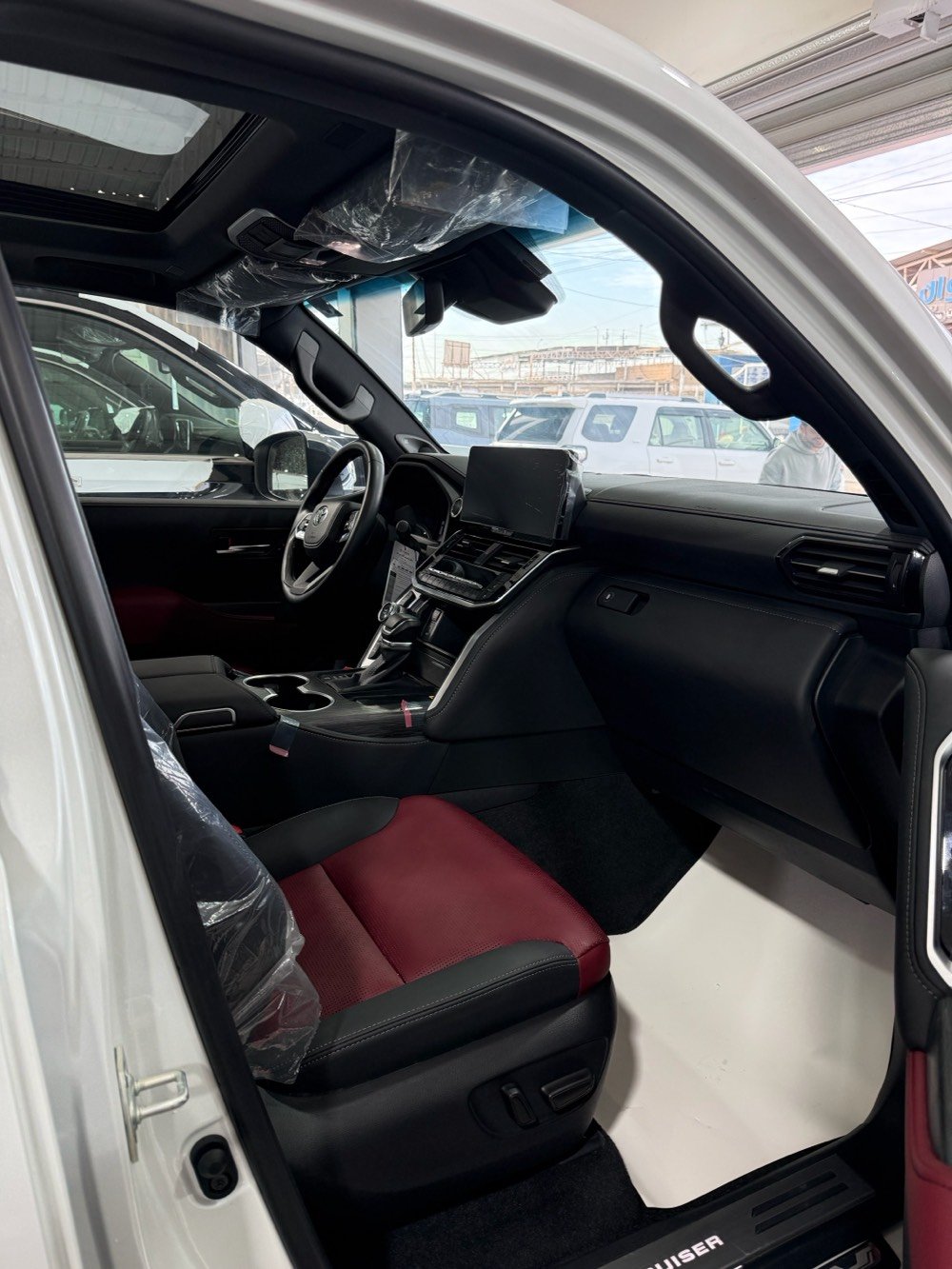 1. لاندكروزر VxR توين تيربو 2025 رقم بغداد العداء (3520 كم)مواصفات اللكزز
1. رادارات امامي جانبي خلفي تحديد مسار قيادة ذاتية
2.  كامرات محيطية عدد (4) فور ويل (4*4) تشغيل عن بعد 
3. محرك 6 سلندر 3500 توين تيربو هايبرد 
4 شاشة بالحجم الكبير شاشات خلفية اصلية ابواب شفط 
5. داتا شو عرض على الزجاج ستيرن كهربائي 7 راكب
6. كراسي الامامية كهرباء وتبريد وتدفئة وكرسي السايق ميموري ذاكرة كراسيالسبعة راكب كهرباء 
7. جنطة كهرباء كراسي الخلفية تبريد وتدفئة تشغيل عن بعد ابواب شفط 
1. لحاية امامية خلفية لحية 2026 ترايش نفخ بالابواب 