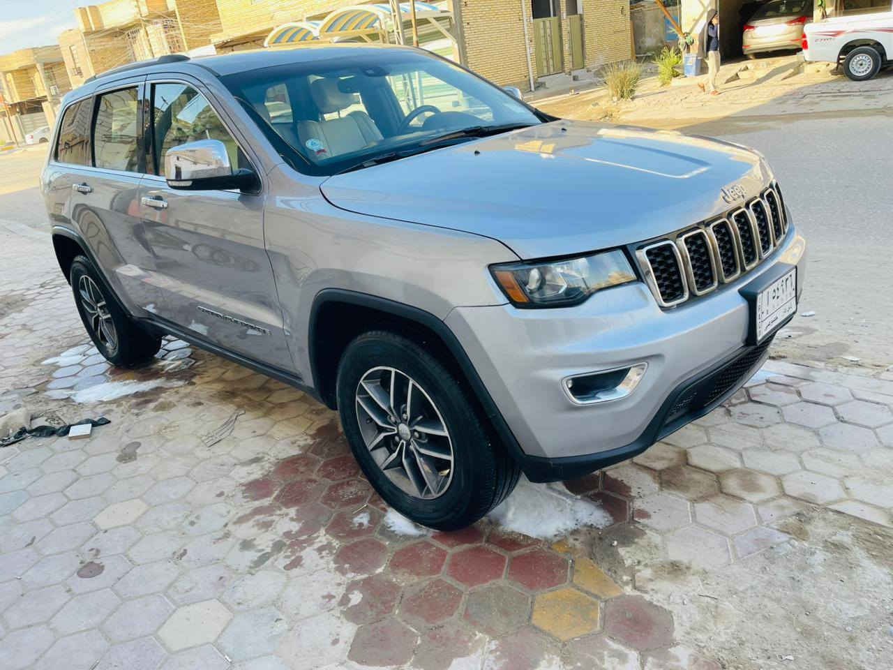 سلام عليكم جيب لاريدو 2018حره
السياره حلو وجديد دواخل عسلي ضربته مرفوقه بلمنشور كير ومكينه وحداديه وتبريد وتخم تاير كله جديد
عليه ادامه كامله ماتخسر عليه ربع
المكان الناصريه 
***********
السعر 223. وبيه مجال
