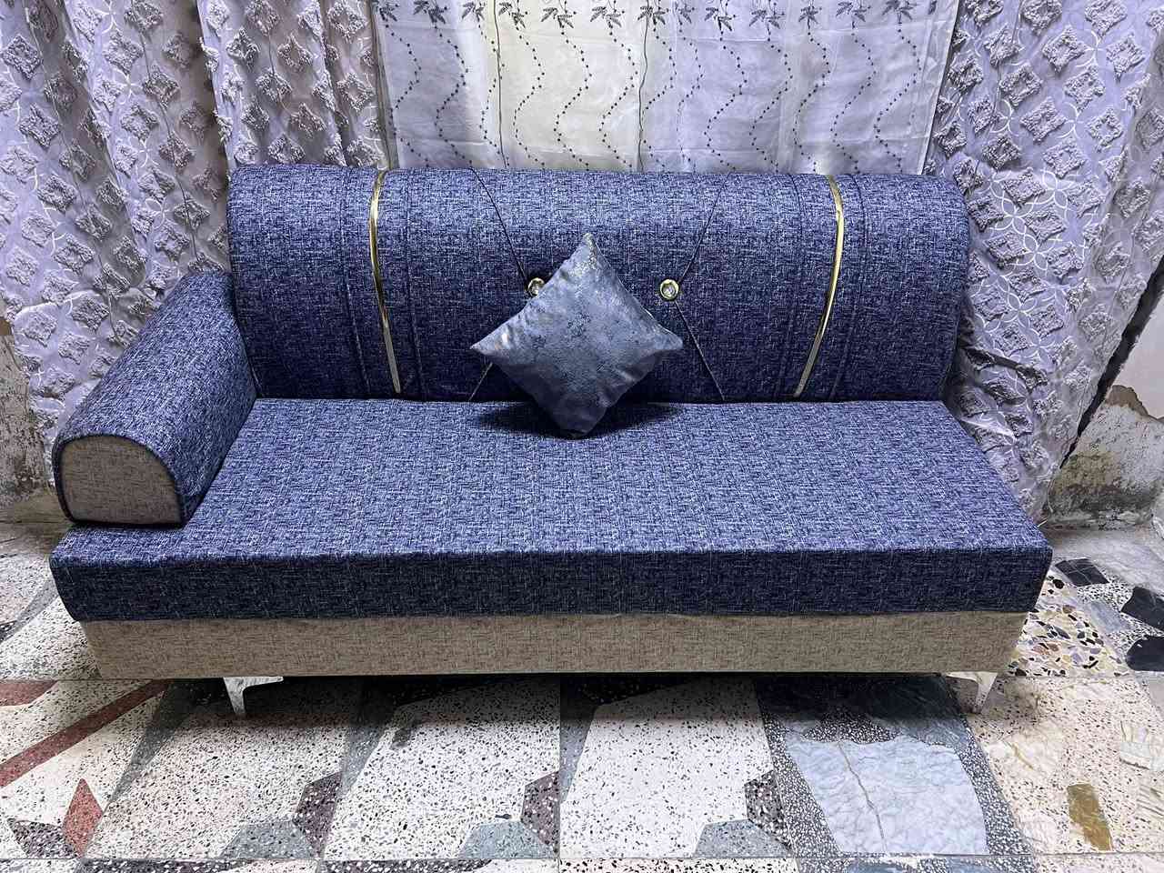 عندي تخم ديوان عشره مقاعد وكاونتر سنك مرمر وملحق اي استفسار على الخاص او على واتساب ‭0776 852 8358‬
