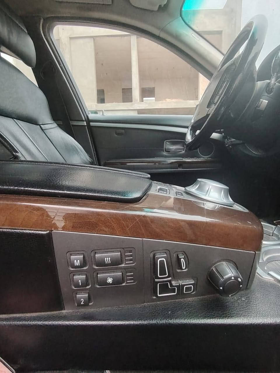 السلام عليكم 
باخره ٢٠٠٥ 
رقم كركوك اصولي سنوية عظم وملصق  بدون كمرك 
فقط تدفع الكمرك تتحول بأسمك  بيها استماره تسجيل يوم ٢٥ /٣
فول مواصفات 
بيها منظومه غاز ايطالي 
تبريد ثلج مناخين ٣ قطع 
كشنات كهرباء تدفئه وتبريد 
بيبان وجنطه شفط 
جنطه كهرباء 
حساسات امامي خلفي 
بردات جانبية وخلفيه كهرباء 

السعر ٧٥ 

المحرك بي خربطه 
ينزل من سعرها 

***********
