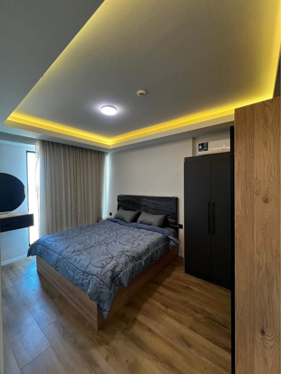 شقة مودرن ومؤثثة بالكامل (Full Furniture) الإيجار في أربيل ✨
غرف و صالة .
 الإطلالة: واجهة خارجية امباير و دريم سيتي
📍 الموقع: أربيل
📞 للاستفسار:*********** أربيل, العراق
