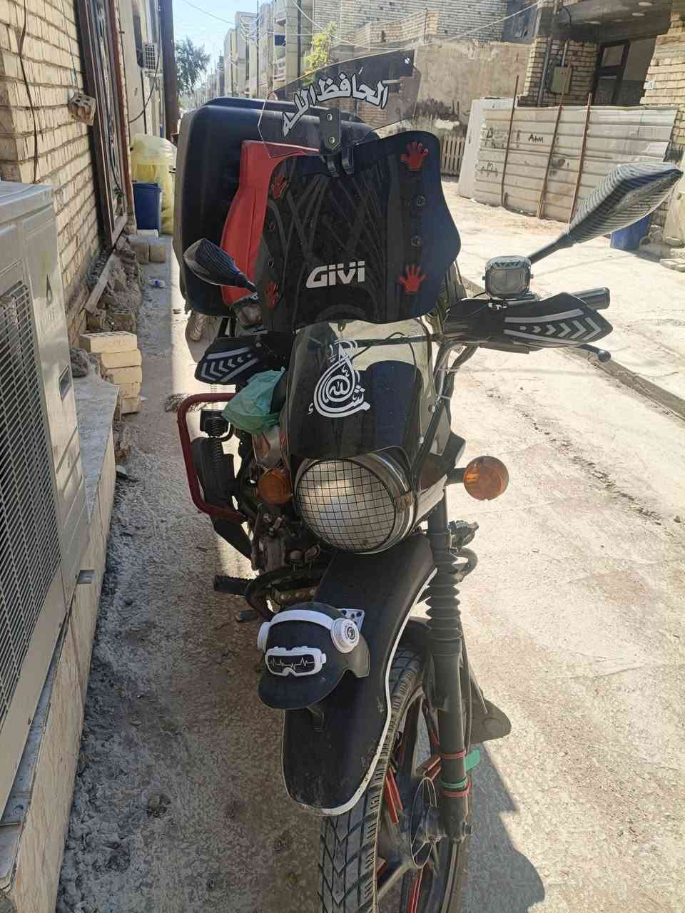 السلام عليكم

للبيع بوكسر للبيع موديل 23 
اوراق وليس مرقمة اوراق اوراق (( نقص ورقة وحدة فقط )) 
مطابقة وية رقم الشاصي 

بيهة نواقص قليلة (( قبغ زنجيل + تفيلس )) فقط هذني نواقصهة امانة الله ورسولة 

مكاني الدورة 
رايدها بمليون وربع وبيهة مجال حك الجية 
اسف على الاطالة 

للتواصل *********** فقط واتساب متواجد
