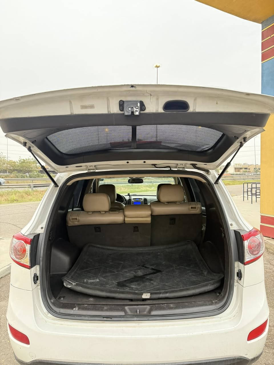 السلام عليكم ورحمة الله وبركاته

سنتافيه للبيع 

2011
وارد امريكي بيها قطعتين من امريكا 
مصبوغة حزام 
مواصفات:
فتحة 
4X4
خمس مقاعد 
قطعتين تبريد
تدفئ كراسي
كرسي السياق كهرباء 
مرقمة جديد
هزه جديده 
6سلندر 
3300cc

ممشى سياره 12600 mi
 
مكان سياره بغداد: حي الجامعة 
للاستفسار: ***********
