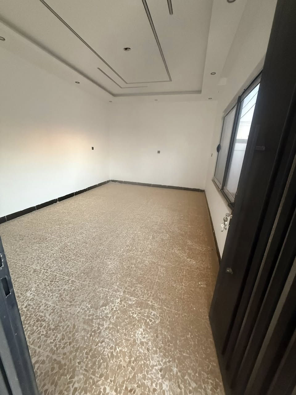 السلام عليكم
عرض جديد ومميز جداً 
من منطقة التعليم العالي حي التربية الاولى 
دار للبيع / المساحه110 متر / واجهه 11/ العمق 10
يحتوي البيت على 3 غرف نوم واستقبال ومطبخ وصحيات بناء حديث جداً 
عنوان الدار : في فرع المتنزه التربيه الاولى 
للاستفسار اكثر اتصال ع الارقام 
*********** اسيا 
*********** كورك
