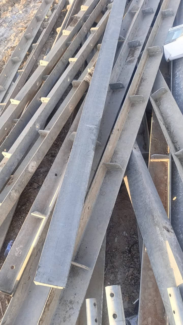 اخوان حديد زاويه مغلون الطول 6متر والسمك 8ملم  والعدد17 
زاويه المكان بغداد . سعر الزاويه 100  للاستفسار . ***********
