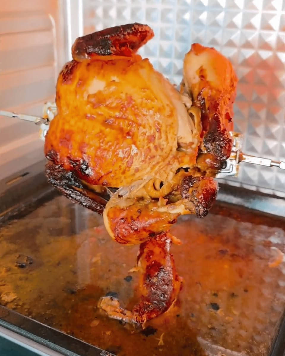 فرن كهربائي ليبرونيك وقلاية هوائية مدمجة سعة 60 لتر 

الاستخدامات

تحمير الدجاج الكامل باستخدام نظام الشواية الدوّارة (Rotisserie)

القلي الهوائي بدون أو بقليل من الزيت (بطاطس، ناغتس، أجنحة)

الخَبز (كيك، بيتزا، معجنات، خبز)

الشوي والتحمير العلوي والسفلي

إعادة التسخين والحفاظ على حرارة الطعام

تخمير العجين واللبن (Fermentation)

تجفيف بعض الأطعمة (Dehydrate) حسب إعدادات الجهاز

المميزات

سعة كبيرة 60 لتر مناسبة للعوائل والاستخدام اليومي

قوة 2400 واط لأداء تسخين سريع ومتوازن

قلاية هوائية مدمجة (Air Fryer) مع مروحة عالية السرعة لطهي مقرمش

شواية دوّارة Rotisserie لتحمير الدجاج بشكل متساوٍ

تحكم بدرجة الحرارة من 100 إلى 250° مئوية

مؤقت تشغيل حتى 60 دقيقة مع خاصية الاستمرار (Stay On)

5 عناصر تسخين من الستانلس ستيل لتوزيع حرارة فعّال

مفتاحي تحكم منفصلين لاختيار وظائف الطهي المختلفة

باب زجاج مزدوج مقاوم للحرارة (Tempered Glass)

مروحة داخلية لتوزيع الهواء الساخن بشكل متساوٍ

تصميم داخلي منقوش يساعد على توزيع الحرارة

إنارة داخلية لمتابعة الطهي

هيكل متين ومقابض تحكم واضحة وسهلة الاستخدام

محتويات الصندوق

فرن كهربائي LIBRONIC سعة 60 لتر

صينيتا خبز (2 × Bake Tray)

شبك شواء (Grill Rack)

سلة قلاية هوائية (Air Fryer Basket)

سيخ شواية دوّار (Rotisserie Set)

مقبض سيخ الشواية

دليل استخدام وتعليمات

الملاحظات

يعمل على كهرباء AC 220–240V  50–60Hz

أبعاد الغلاف: 47  51  63 سم

أبعاد الجهاز: 42  41 57 سم

ابعاد صينية المنتج: 4034 سم

ضمان لمدة سنة من تاريخ الشراء

يحتوي على ثلاث هيترات بالاعلى و اثنين هيتر بالاسفل

 التصميم والتقنية المانية

يُنصح بترك مسافة تهوية حول الجهاز أثناء التشغيل

مناسب للاستخدام المنزلي فقط

للحجز والاستفسار مراسلة الصفحه 🫥


**إذا كنت صاحب هذا الإعلان وتريد حذفه لأي سبب، رجاءا أرسل رسالة إلى الدعم الفني**