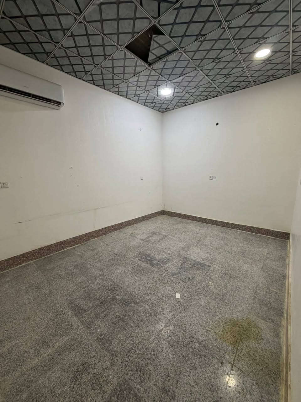 مشتمل أرضي للأيجار ام الخيل الثانية قرب حضر موت سعر الايجار 350 الف بي غرفتين وصالة ومطبخ *********** مكتب المحنه
