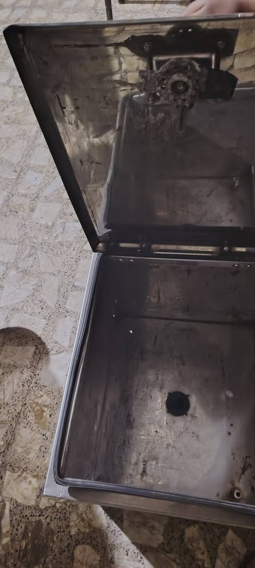 سلام عليكم صندوك البيع الارتفاع 50 سانتيم العرض 60 أو شاير همر أمريكي اصلي العنوان بغداد تقاطع درويش ***********
