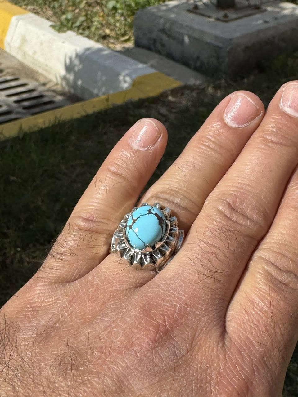 السلام عليكم
خاتم تحفه من الفيروز السينائي الحر الغير مسلط متوج بصياغه جميلة  وعيار الفضة ٩٥٠ 
ملاحضه (بيع فقط) للاستفسار اتصال او واتساب***********
