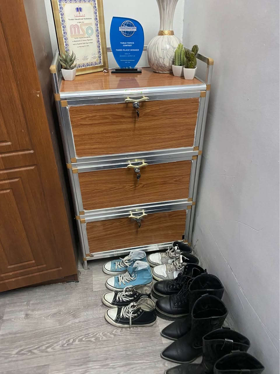 اثاث غرفة للبيع 
كنتور بابين بسعر ٥٠ الف
كنتور ٣ ابواب بسعر ٨٠ الف
مكتب خشب ثقيل بسعر ١٠٠ الف
ميز مرايه نظيف بسعر ٥٠ الف
جزامة احذية ب٢٥ الف
للتواصل *********** واتساب بغداد بغداد, العراق
