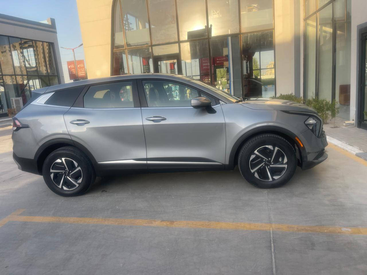 كيا سبورتج لارج 2023 هايبرد كهرباء و بانزين
وارد امريكي حادث بسيط فقط بنيد و قبق جنطة مبدلات 
أربعة سلندر 1600 تيربو 

ماشيه 50 km 

رقم نجف ب اسمي وتحويل مباشر 

مواصفات 

🔸شاشه كار بلي 

🔸تحكم ستيرن 

🔸شفتات ستيرن 

🔸3انظمة قيادة 

🔸هاند بريك بصمه 

🔸اوتو هولد

🔸حساسات اماميه + خلفيه 

وبقيه المواصفات معروفه 

السياره نظيفه وجاهزه وماناقصهاا اي شي  

العنوان : النجف 

السعر. 175 $ وبيها مجال بسيط

رقمي ***********
