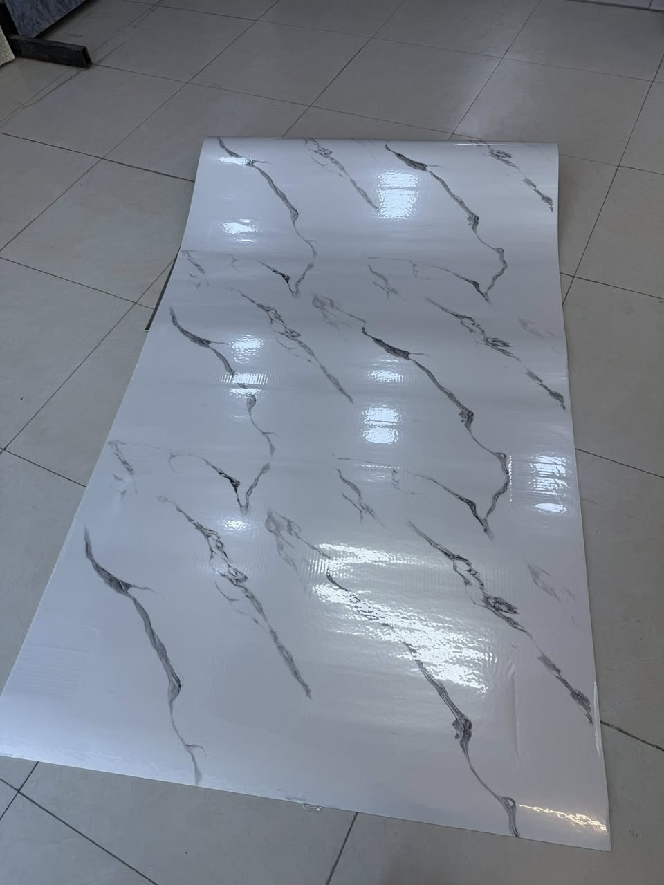 ⁨ شركة الثقلين للايزوكام والديكورات
تم بعون الله وصول شيبورد وبديل الرخام 
لاصق ذاتي 
الضهر سيلفون 
الوجه ليزري مرايا صافي 

الطول 3متر /العرض120سانتيم 
العنوان كوت شارع النسيج خدمي السلام 

 للحجز ***********📞☎️⁩⁩
