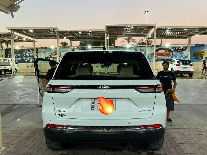 السلام عليكم 
النوع/ جيب كراند شيروكي 
الموديل /2023
اسم الوكاله /هارلم
——————-
المواصفات
———————
شاشه 
تحكم ستيرن 
كامره 
رادارات 
مثبت سرعه 
سبورت 
تشغيل عن بعد 
فتحه 
مري شفط 
داخل جلد 
——————-
السياره بحاله الوكاله 
كفاله عامه 
فول limeted
السعر 390 وبيها مجال 
للاستفسار *********** واتساب 
الاتصال ***********
