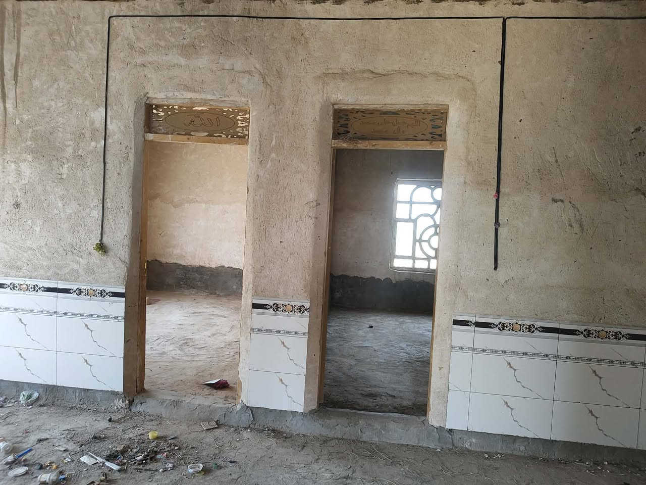 دار للبيع مساحته 250 متر طابو زراعي سند 25 تحويل مباشر ع طريق المعاره بشارع مقابيل سيد جواد يبعد عن شارع العام 300متر بناء بلوك وعكاده عوزه بس دواخل متكون من غرفة نوم عدد 2 وصاله ومطبخ مجمع صحيات خارجيه سعره 25وبيه مجال شي بسيط أي استفسار اتصل على الرقم التالي ***********
