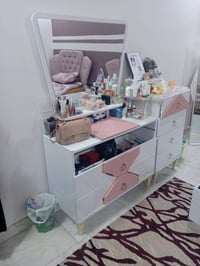 غرفه شبابيه للبيع وميز تلفزيون بس ميز بدون تلفزيون07810347498