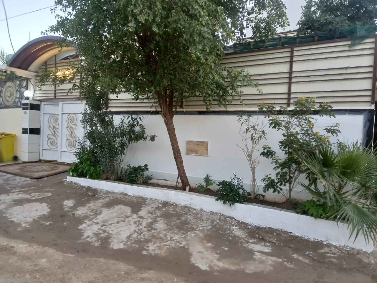 🏡 بيت للبيع – فرصة مميزة
📍 مجمع بيتي الأول – فئة B (تصميم فئة A)
✨ شغل درجة أولى وتشطيب راقٍ
🔹 يتكون من:
• 4 غرف نوم
• صالة كبيرة
• 3 صحيات
• استقبال أنيق
• مطبخ حار وبارد
• كراج سيارة
• حديقة جميلة
📸 كما موضح بالصور
────────────────
✍️ اكتب تم توصلك الرد بكامل التفاصيل
────────────────
📞 للاستفسار:
***********
***********
🏢 مكتب حسن دوش للوساطة العقارية
📍 مجمع بيتي الأول – مقابل الأميرات الثانية
✔️ المكتب مجاز رسميًا
