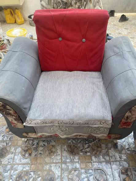 تخم لون احمر نضيف. 
مع فرشاتة السعر 95 وبي مجال للشراي 
ثلاث قطع خمس نفرات
***********
