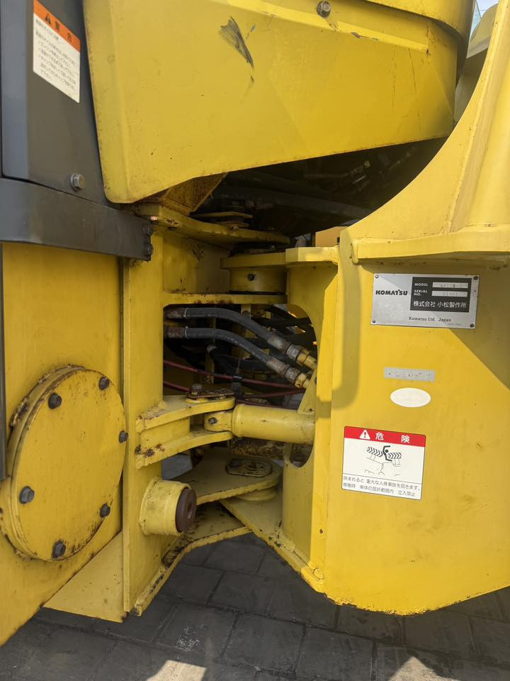 شفل كوماتسو WA100 
وارد يابان الشفل اخو الزيرو 
مشتغل 735 ساعه فقط 
بلادي بدون صبغ 
محرك 6 سلندر تبريد 
كير ميكانيك بغداد شارع الضلال 
***********
