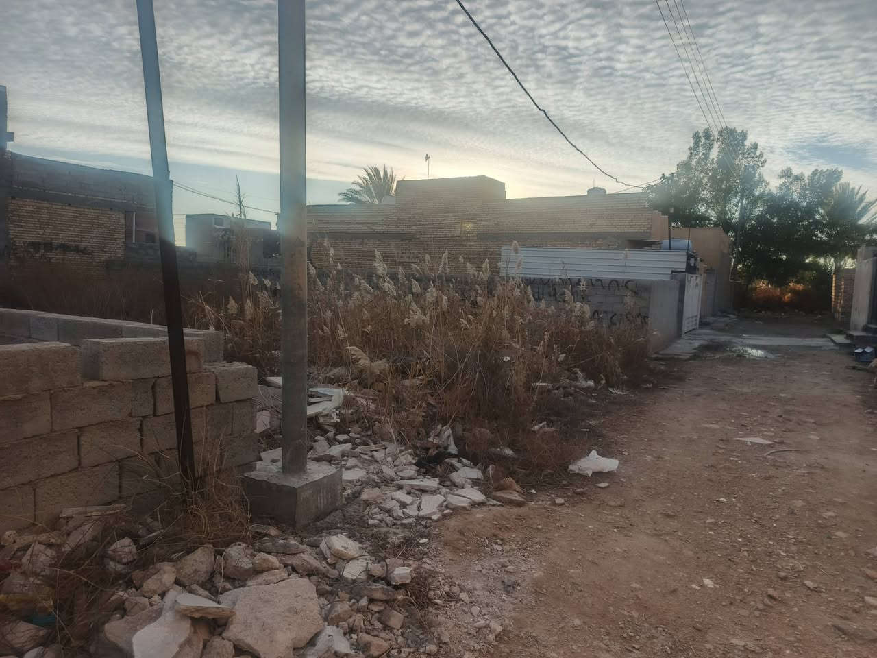 السلام عليكم عندي قطعه أرض زراعي ٢٠٠ متر سند 25 مقابيل الحسينيه مال الراشديه كامل خدمات مي مجاري تبليط كهرباء تريد 100 تريد ال 200 كلها ورا مطعم ابن سمينه مقابل المحكمه مال الحسينيه  ***********
